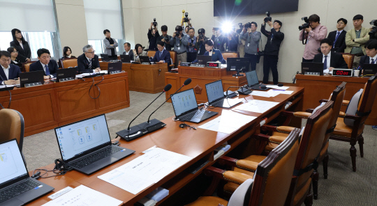 지난 4월23일 국회 정무위원회에서 더불어민주당 소속 백혜련 정무위원장이 전체회의를 진행하고 있다. 이날 정무위는 야당 단독으로 가맹사업거래 공정화에 관한 법률과 민주유공자 예우에 관한 법률의 국회 본회의 직회부를 의결했다. 여당 간사인 강민국 의원은 국민의힘에서 홀로 참석했다가 의사진행발언 후 퇴장했다.<연합뉴스 사진>